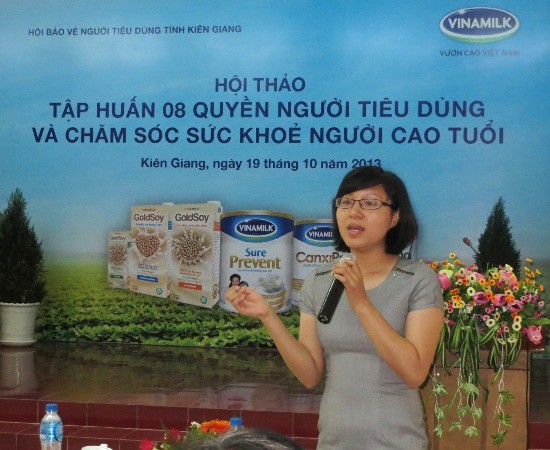 Bà Nguyễn Thị Mỹ Hòa – Trưởng ban Nhãn hiệu, ngành hàng sữa bột của Vinamilk chia sẻ những thông tin hữu ích của các sản phẩm dinh dưỡng dành cho người cao tuổi.